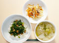 納豆・青菜どんぶりと炒めなますともやし・かぶ・白菜の味噌汁