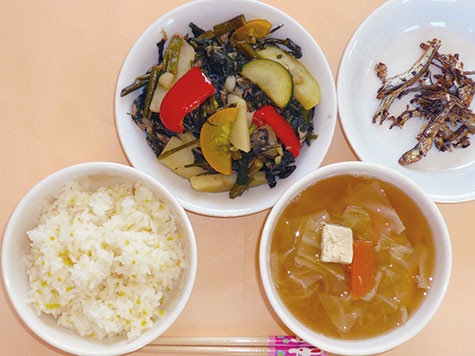 空芯菜とじゃが芋のにんにく炒めとキャベツ・豆腐のスープともちきびご飯