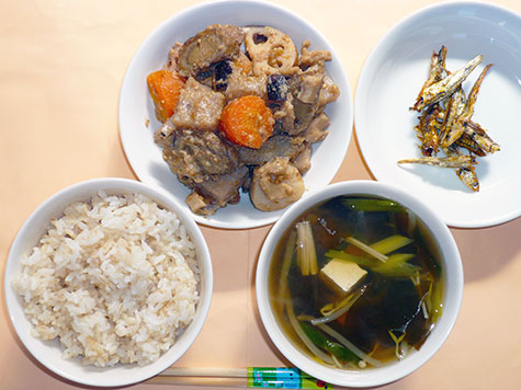 根菜の胡麻味噌煮とわかめ・豆腐のすまし汁ともち麦ごはん