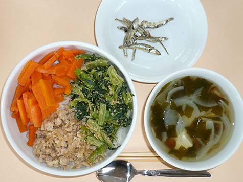 三色丼と豆腐・ワカメのスープ