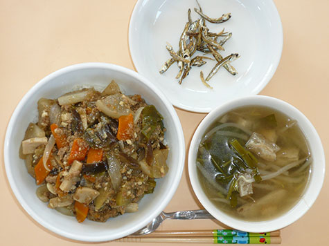 カレー風味の中華そぼろ丼と空心菜・ごぼうの味噌汁