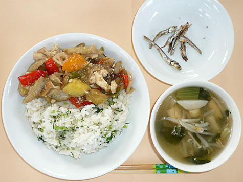 さつま芋の炒め煮と小松菜・もやしの味噌汁と菜めし