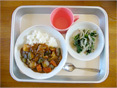 給食写真：夏野菜のカレーライスとつる緑・モロヘイヤなどの和え物