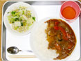 給食写真：ハヤシライスと白菜・チンゲン菜などの和え物