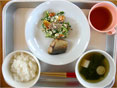 給食写真：焼魚と春菊の白和えとわかめの吸物