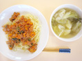 スパゲティミートソースとジャガイモ・キャベツの野菜スープ