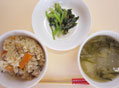 五目ごはんと小松菜・鰹節（かつおぶし）・すだちの和え物と水菜・冬瓜・小葱の味噌汁