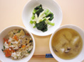 そぼろ蓮根のまぜご飯とキャベツ・小松菜のカボス和えと里芋・しめじ・エノキの味噌汁