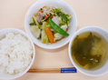 春野菜の炒め物とワカメ・エノキの味噌汁