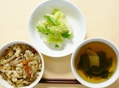 ３種のきのこの混ぜご飯とキャベツ・かぶ菜の和え物とすまし汁