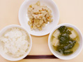 炒りおからと小松菜・たまねぎ・麩(ふ)の味噌汁とごはん