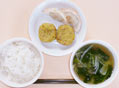 芋餃子と芋ハンバーグと小松菜・もやしの味噌汁