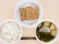 れんこんハンバーグと冬瓜・かぶ・小松菜の味噌汁