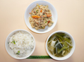 炒りおからと小松菜・もやし・豆腐の味噌汁と大根葉の菜飯