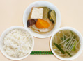 厚揚げと野菜の炊き合わせとにら・もやしの味噌汁と胚芽米入りごはん