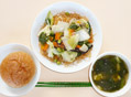 皿うどんと豆腐・ねぎ・わかめの中華スープとパン