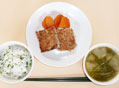 れんこん入り松風とにんじんの甘煮と大根・水菜の味噌汁と菜飯