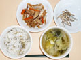切干大根・厚揚げの煮物と白菜・小松菜・水菜の味噌汁とちりめん昆布ごはん