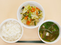 春野菜の炒め物と豆腐・もやし等の味噌汁とごはん