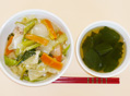 中華丼（胚芽米）とわかめ・小松菜のスープ