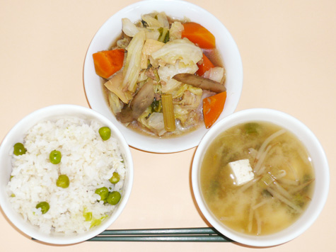 豆ごはん（胚芽米）とツナ・春野菜の煮物と豆腐・もやし・ねぎの味噌汁