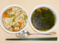 混ぜチャーハンとわかめ・水菜の中華スープ