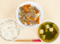 きんぴら風煮物と豆腐・わかめ・大根葉のすまし汁とごはん（胚芽米）