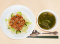 タコライスとたまねぎ・オクラ・水菜・きゅうりの野菜スープ