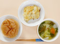 マカロニグラタンとセロリ等の野菜スープとパン