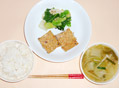 豆腐のミートローフときゃべつのおかか和えともやし・えのき・白菜・にらの味噌汁とごはん