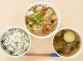 五目豆腐とたまねぎ・さつまいも・わかめの味噌汁と大根菜の菜飯
