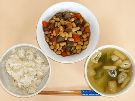 大豆五目煮と小松菜・揚げの味噌汁とごはん