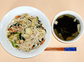 焼きビーフンと中華スープ