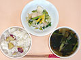 ツナと季節野菜の和え物とさつまいもごはんとえのき・小松菜のすまし汁