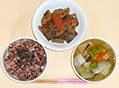 根菜のきんぴらと菜花・白菜のすまし汁と赤飯