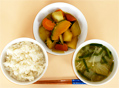 ツナと野菜の煮物とエノキ・白菜・ニラ・大根の味噌汁とはいが米ごはん