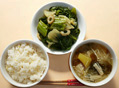 かつお菜の煮浸しとわかめ・もやし・エノキ・さつま芋・葱の味噌汁ともちきびごはん