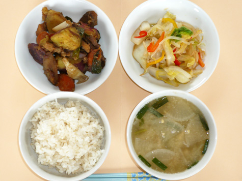 さつま芋の煮物と白菜の和え物と納豆汁とごはん