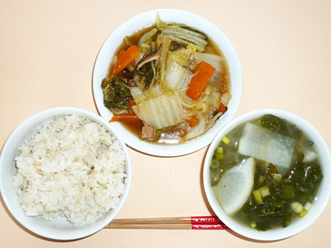 白菜・ベーコンの蒸し煮と里芋・かつお菜等の味噌汁とごはん