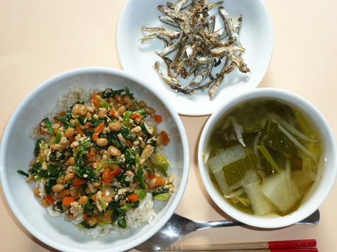 野菜たっぷりスタミナ納豆丼と大根・小松菜等の味噌汁