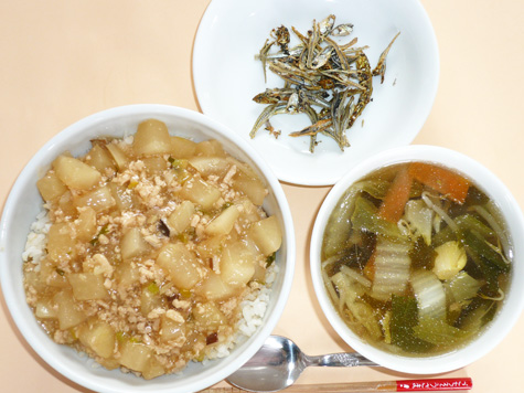 大根麻婆丼と野菜スープ