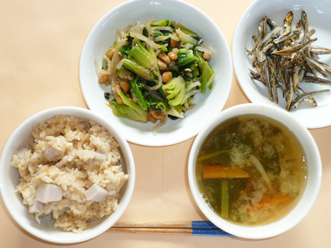 ツナと青菜の納豆和えとぶなしめじ等の味噌汁