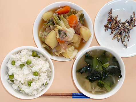 ツナと春野菜の煮物と小松菜等の味噌汁と豆ごはん