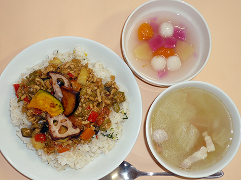 彩り野菜のキーマカレーと焼き野菜とベーコン・キャベツのスープとフルーツポンチ