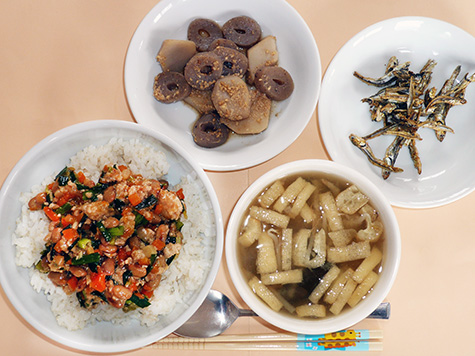 納豆丼と里芋・蒟蒻の煮物ともやしの味噌汁