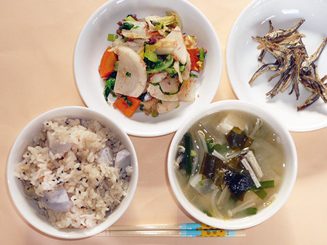 里芋ごはんと白菜等の和え物と豆腐等の味噌汁
