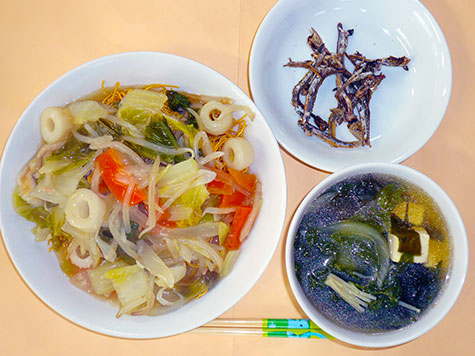 皿うどんとかつお菜・豆腐のスープ