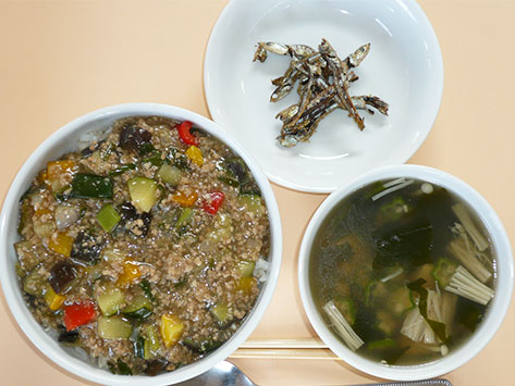 夏野菜の麻婆丼と豆腐・わかめのスープ