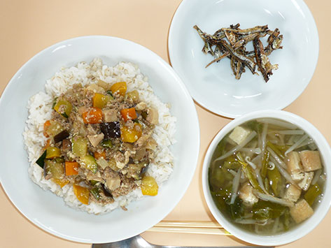 カレー風味の中華そぼろ丼と空心菜・ゴボウの味噌汁