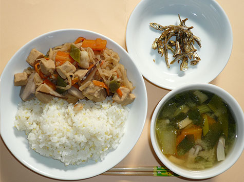 高野豆腐と切干し大根の煮物とかぼちゃ・小松菜の味噌汁ともちきびごはん
